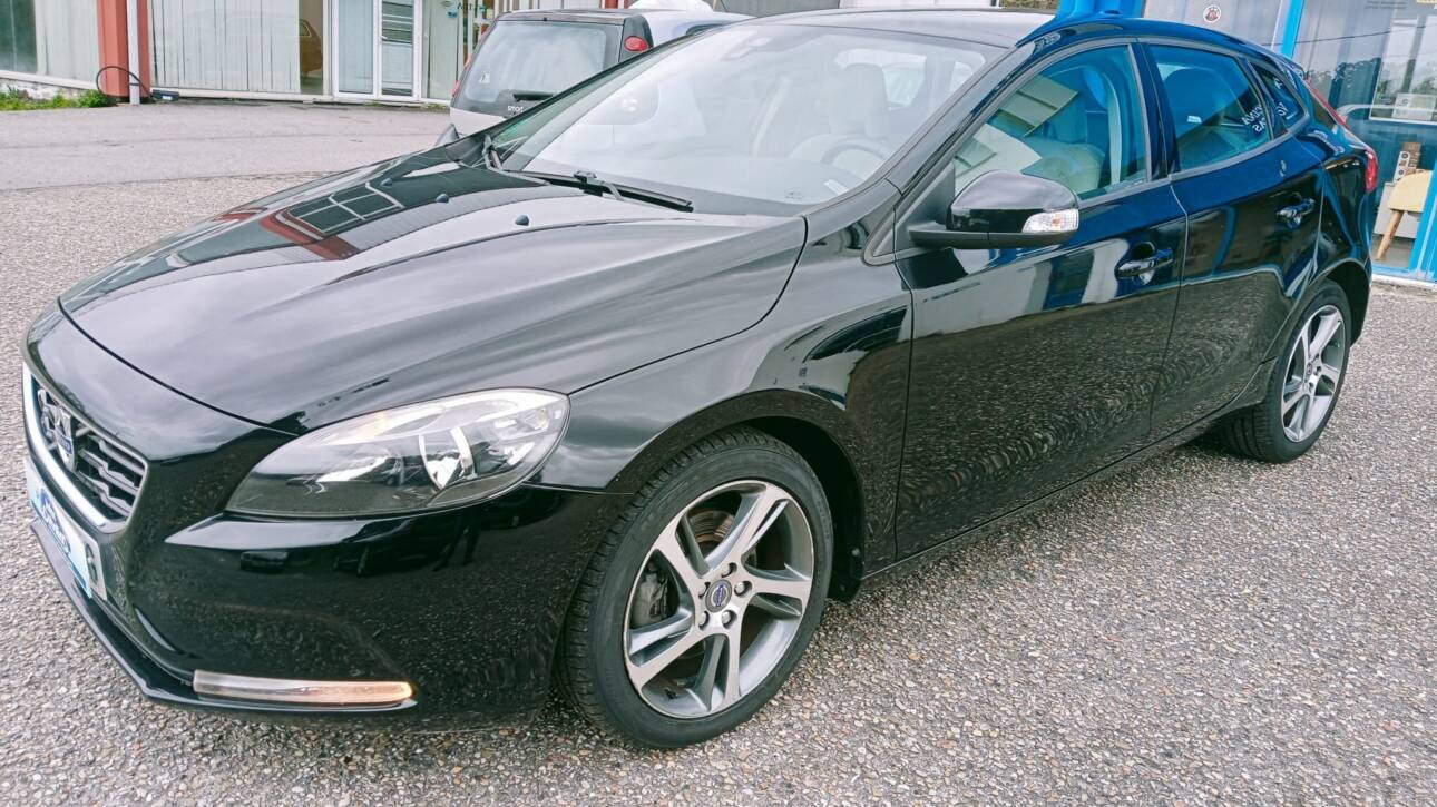 VOLVO V40 2.0 T2 MOMENTUM