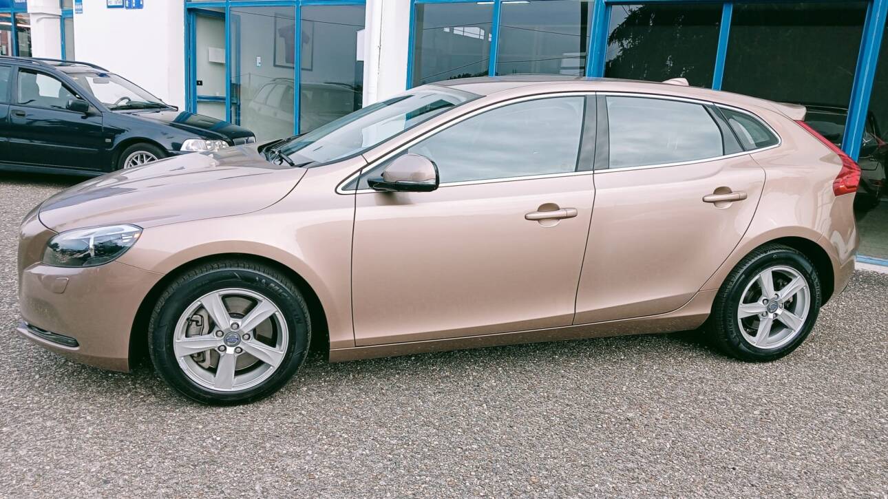 VOLVO V40 2.0 D3 MOMENTUM